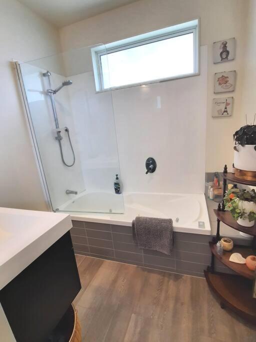 Banbury Deluxe With Spa Bath! Private Courtyard! Queenstown Exterior photo